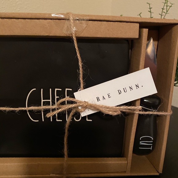 Rae Dunn cheese plate and knife set - Picture 4 of 5